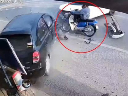 Giao thông - Clip: &quot;Rợn người&quot; xe máy vượt qua khe hẹp giữa hai ô tô đâm nhau