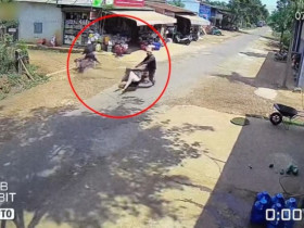 Clip: Thanh niên thoát nạn khó tin sau cú va chạm giữa hai xe máy