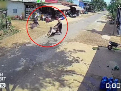 Giao thông - Clip: Thanh niên thoát nạn khó tin sau cú va chạm giữa hai xe máy