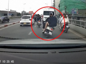 Clip: Thể hiện đánh võng giữa đường, hai thanh niên ngã trước đầu ô tô