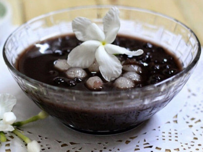 Gia đình - Nấu chè đỗ đen, thêm thìa bột màu trắng này vào đỗ mềm bở, thơm bùi không vỡ nát