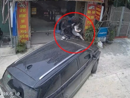 Giao thông - Clip: Xe điện bất ngờ mất lái, lao vào cửa nhà dân vì tránh ô tô