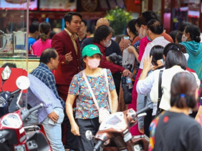 Giá vàng tăng sốc rồi lao dốc, người từng “đu đỉnh” mua vàng năm 2011 đến giờ vẫn “khiếp sợ”