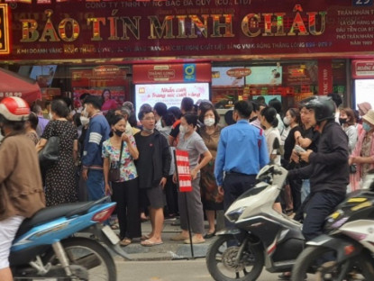 Kinh tế - Giá vàng chiều 23/4: Tiếp tục rơi mạnh, choáng với cảnh giao dịch tại các tiệm vàng
