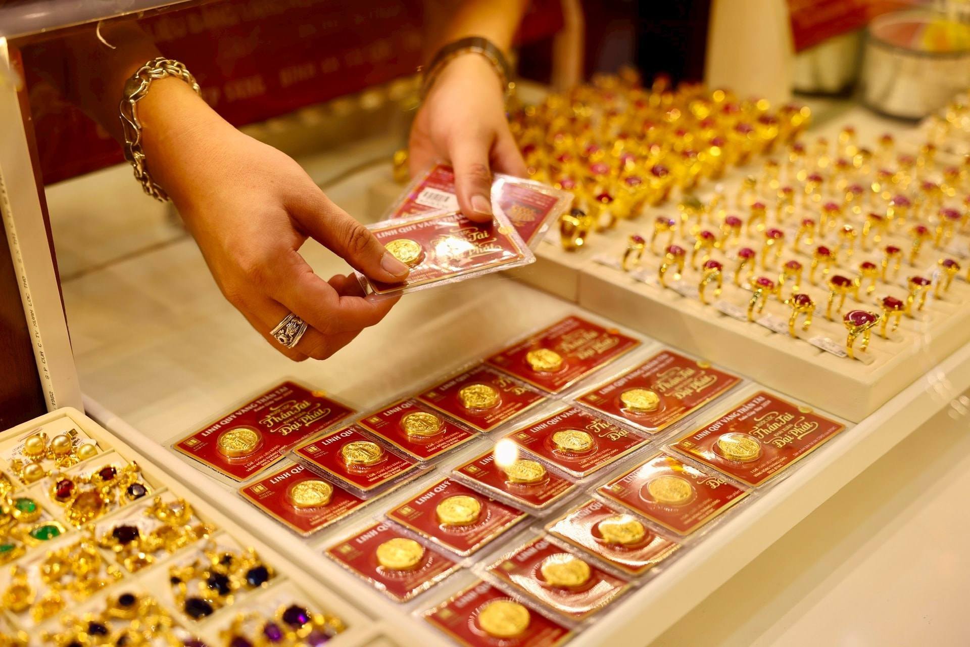 Giá vàng hôm nay 23/4: Vàng miếng, vàng nhẫn đua nhau giảm mạnh hàng triệu đồng/lượng - 1