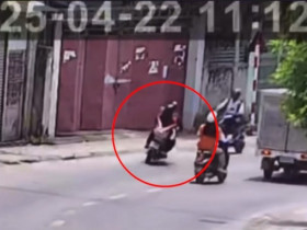 Clip: Ôm cua bất cẩn, hai nữ sinh va chạm mạnh với xe máy ngược chiều
