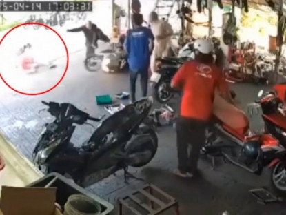 Giao thông - Clip: Pha ôm cua &quot;đi vào lòng đất&quot;, thanh niên lao thẳng vào tiệm sửa xe