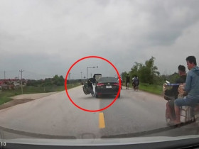 Clip: Thanh niên liều lĩnh vượt ẩu, đâm thẳng vào ô tô rồi trượt dài trên đường