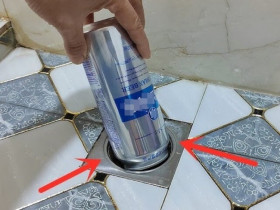 Đổ bia thừa xuống cống thoát nước, việc đơn giản nhưng giải quyết ngay vấn đề lớn trong mọi gia đình