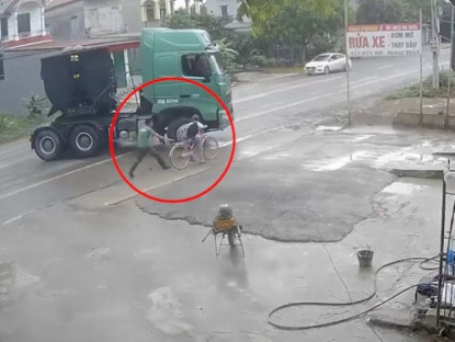 Giao thông - Clip: Khoảnh khắc thót tim người đàn ông kéo cháu bé khỏi điểm mù xe hổ vồ