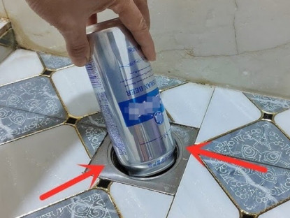 Gia đình - Đổ bia thừa xuống cống thoát nước, việc đơn giản nhưng giải quyết ngay vấn đề lớn trong mọi gia đình