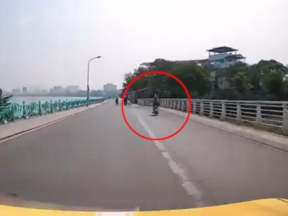 Giao thông - Clip: &quot;Tâm hồn để trên mây&quot; thanh niên lao thẳng xe lên vỉa hè ở Hồ Tây