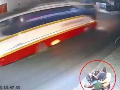 Giao thông - Clip: Lốp ô tô văng như tên bắn, &quot;hạ gục&quot; gia đình đi xe máy đứng bên đường