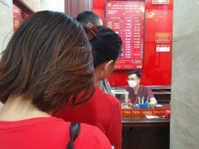 Giá vàng chiều ngày 8/5 đột ngột giảm “sốc”, người mua vàng sáng mừng chiều tiếc