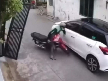 Giao thông - Clip: Thoát cánh cổng đè trong gang tấc, thanh niên có hành động đẹp đáng khen