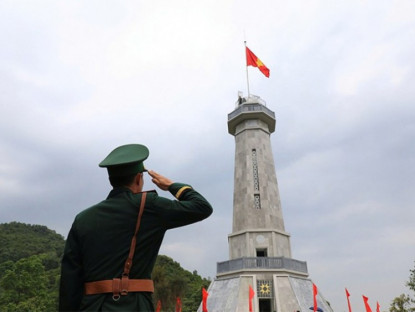 Thông tin doanh nghiệp - Lễ thượng cờ và gắn biển công trình cột cờ A Pa Chải