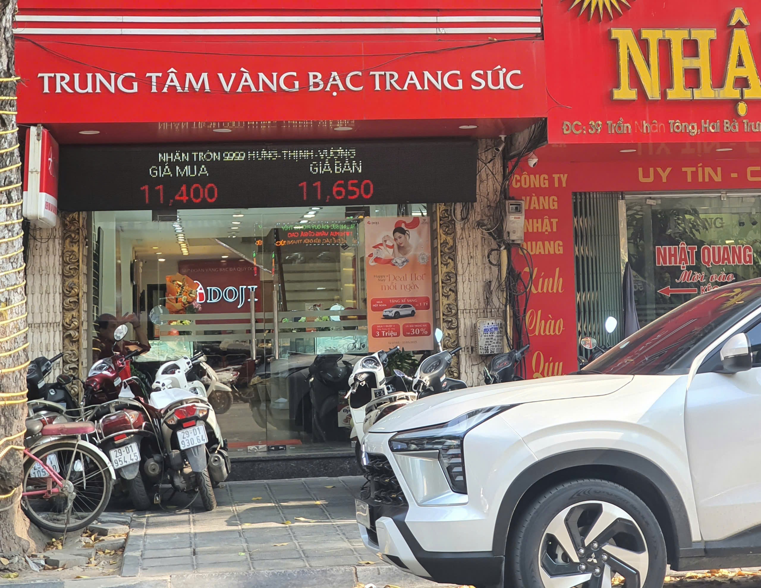 Giá vàng chiều ngày 8/5 đột ngột giảm “sốc”, người mua vàng sáng mừng chiều tiếc - 1