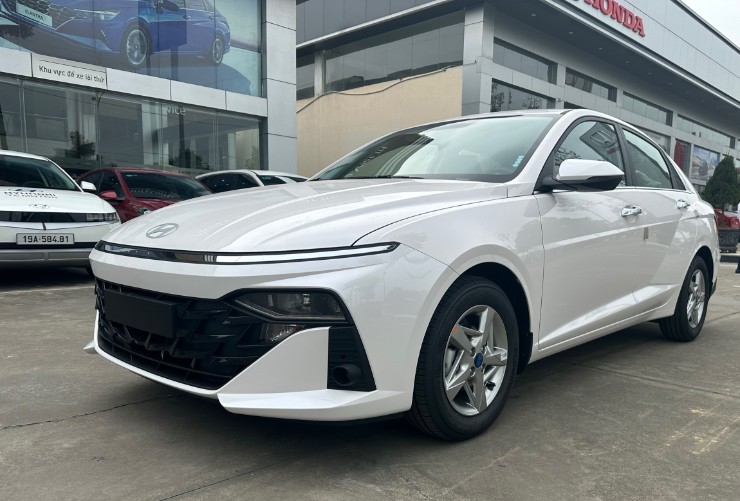 Những mẫu sedan vẫn còn bản số sàn để chạy dịch vụ - 2