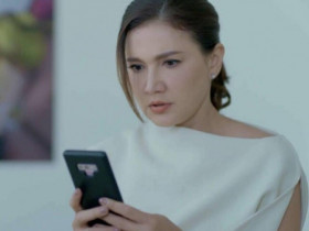 Ngoài phòng sinh của con gái, thấy tin nhắn hiện trên điện thoại chàng rể, tôi liền đưa mẹ con nó về nhà