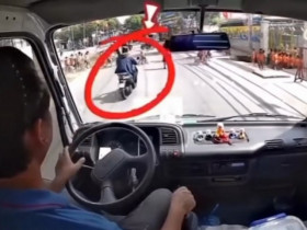 Clip: Phẫn nộ xe máy thản nhiên cắt ngang đoàn học sinh đang qua đường