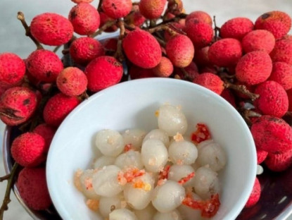 Kinh tế - Loại quả dại trước chín đỏ rừng không ai hái, giờ thành đặc sản giá 100 nghìn đồng/kg