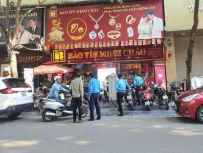 Kinh tế - Giá vàng chiều 12/5: Lao dốc không phanh, bất ngờ với động thái của người dân trên phố vàng