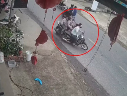 Giao thông - Clip: Lao ra khỏi ngõ &quot;như một vị thần&quot;, Ninja gây va chạm với 3 mẹ con