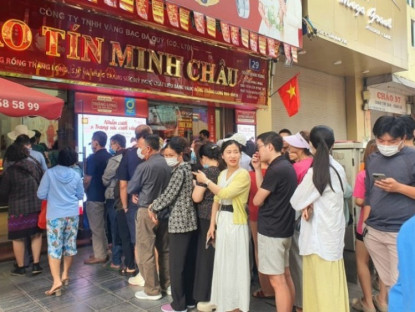 Kinh tế - Giá vàng chiều 13/5 bật tăng dữ dội, cửa hàng trên phố vàng chật kín khách giao dịch