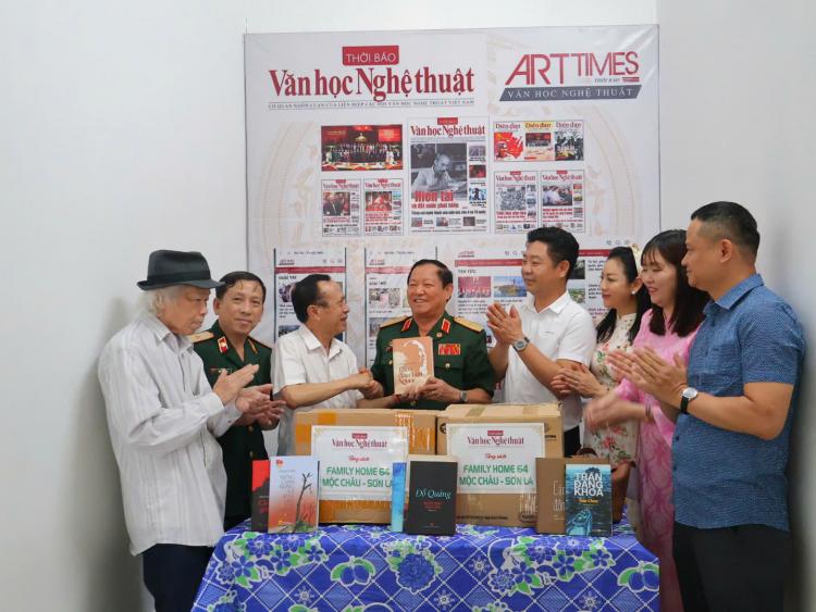 Thời báo Văn học nghệ thuật trao tặng sách cho tủ sách Family 64 Home – Mộc Châu