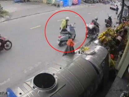 Giao thông - Clip: Phóng như tên bắn, thanh niên lao thẳng vào cô gái dừng xe mua hoa