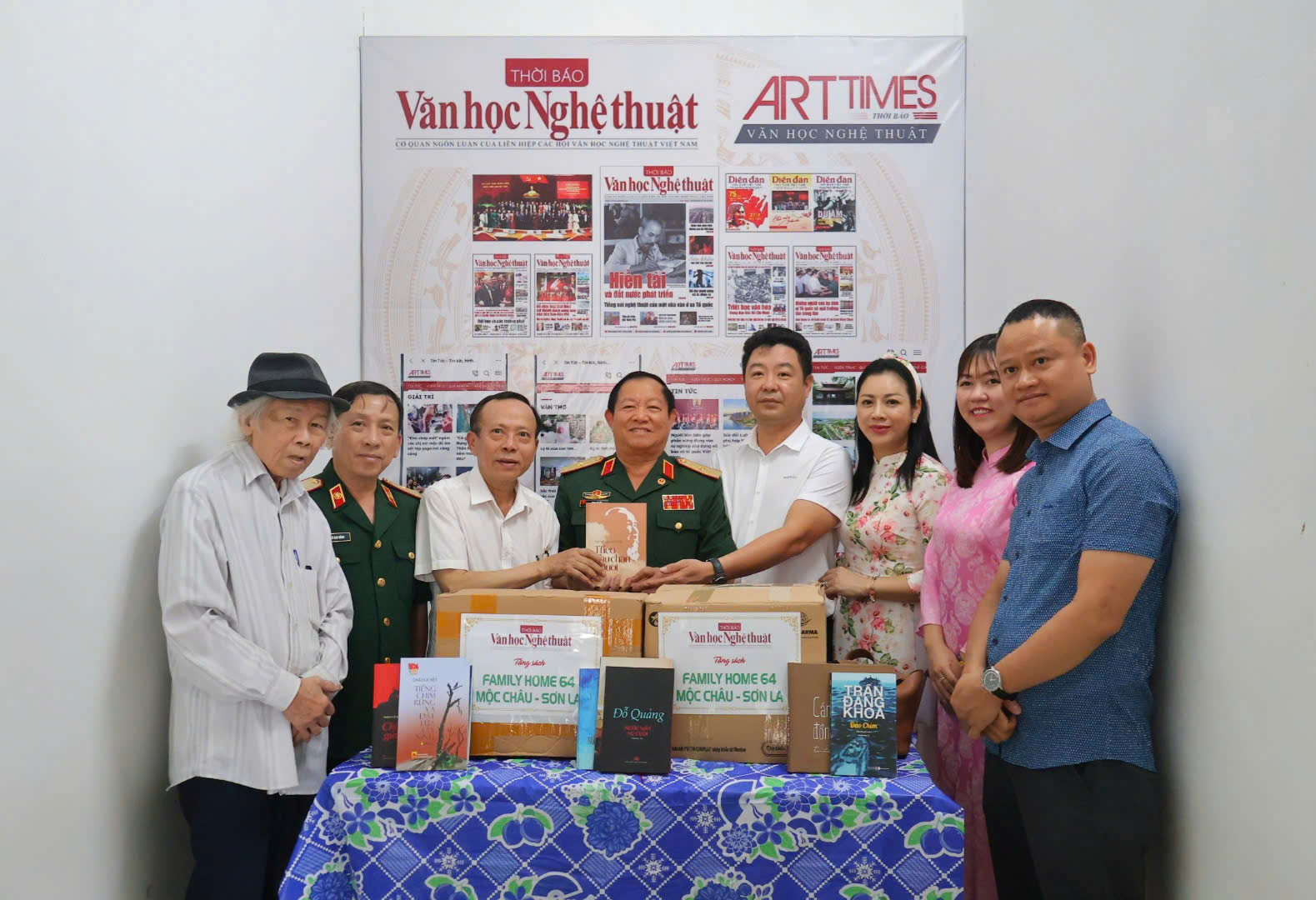 Thời báo Văn học nghệ thuật trao tặng sách cho tủ sách Family 64 Home – Mộc Châu - 1