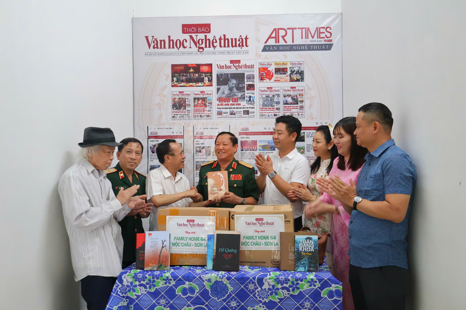 Thời báo Văn học nghệ thuật trao tặng sách cho tủ sách Family 64 Home – Mộc Châu - 3