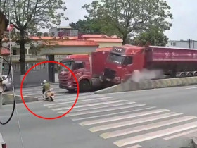 Clip: Cô gái dùng “lăng ba vi bộ” né xe hai tải đâm nhau ngay trước mặt