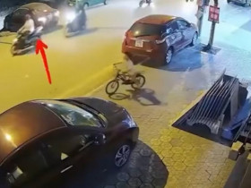 Clip: Lùi xe mất kiểm soát, tài xế khiến xe máy bị “kẹp chả” giữa hai ô tô