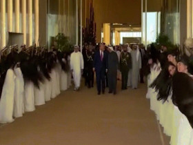 Màn hất tóc đặc biệt của hàng chục phụ nữ chào đón ông Trump ở UAE