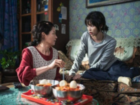 Chồng vừa mất, mẹ chồng đã khuyên tôi tái hôn, thấy thứ bà để dưới gối tôi mới hiểu