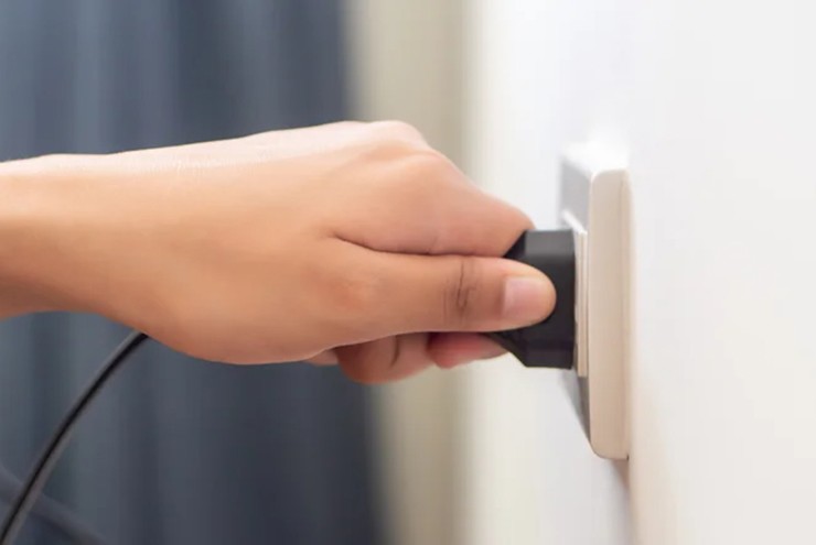 Dẫn gia đình đi du lịch hè, nhớ rút phích cắm 14 thiết bị này - 1