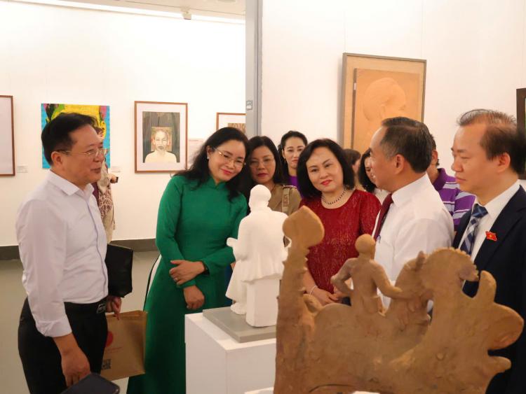 Hình tượng Bác Hồ trong nghệ thuật tạo hình