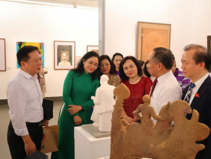 Tin Tức - Hình tượng Bác Hồ trong nghệ thuật tạo hình