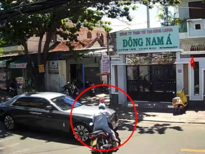 Giao thông - Clip: Đâm vào xe Rolls-Royce, xe máy phi thẳng vào ngõ khiến tài xế ngỡ ngàng