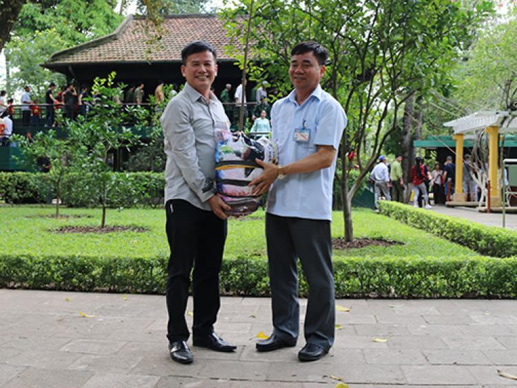 Chăm sóc vun trồng cây Bụt Mọc từ vườn Bác, ca khúc mới nhất của doanh nhân Phạm Hồng Điệp
