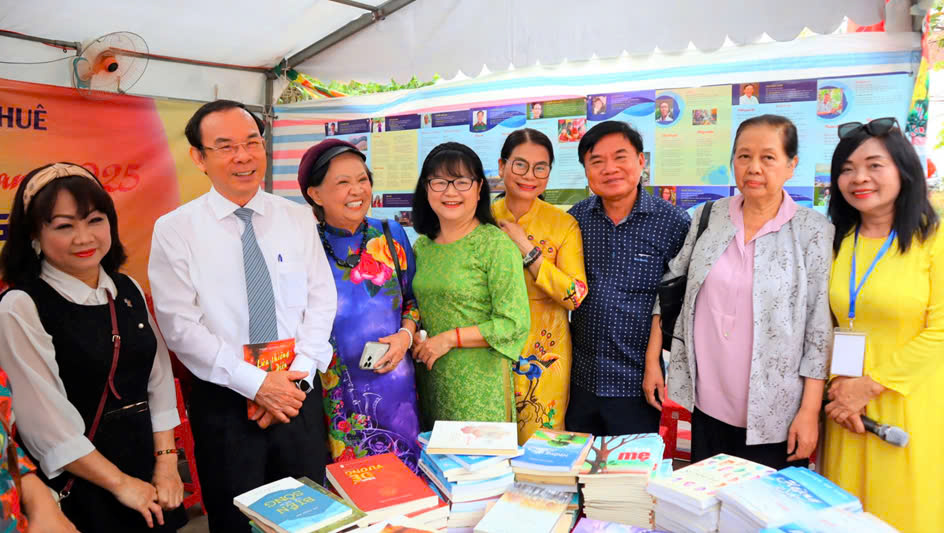 Từ một dòng chảy lặng thầm: 50 năm văn học nghệ thuật TP Hồ Chí Minh - 1