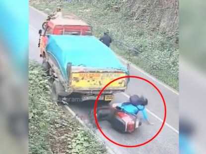 Giao thông - Clip: Người phụ nữ thoát chết ngoạn mục khi xe tải tụt dốc đâm trúng