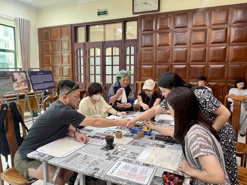Trải nghiệm nét văn hóa vẽ sáp ong trên vải của người Mông tại Thủ đô - 3