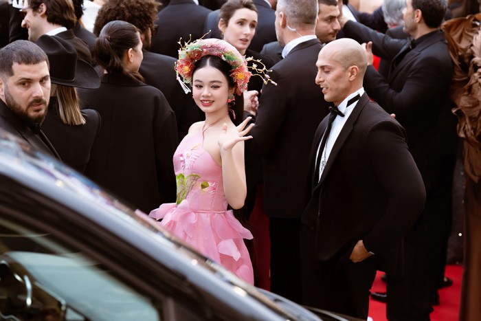 Cô bé 13 tuổi xinh đẹp tỏa sáng tại Liên hoan phim Cannes 2025 - 8