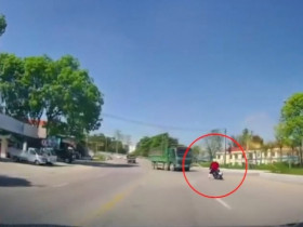 Clip: Kinh hoàng xe máy va chạm xe ben rồi lao thẳng vào ô tô tải