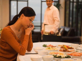Mẹ chồng cho túi cá xưa chỉ lợn mới ăn, ngồi bên mâm cơm tôi nhận ra 4 điều