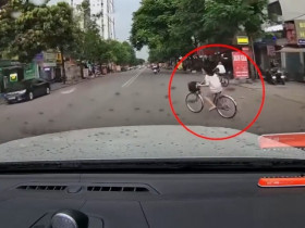 Clip: Bé gái tạt đầu ô tô “nhanh như chớp” khiến ai cũng rùng mình