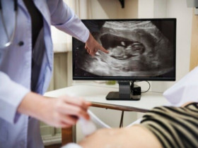 Khám thai định kỳ, bác sĩ tái mặt khi thấy nước ối chuyển màu nâu sẫm: Mẹ bầu lập tức được đưa đi xét nghiệm