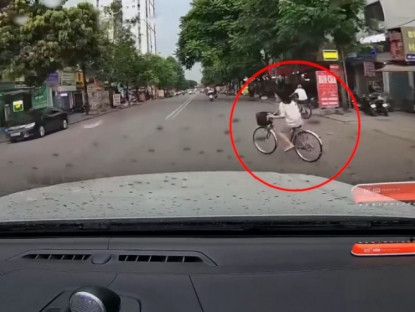 Giao thông - Clip: Bé gái tạt đầu ô tô “nhanh như chớp” khiến ai cũng rùng mình